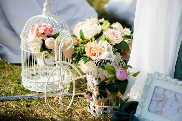 Vogelkooien Decoratieve Fiets Fotolijstjes Bloemen Bruiloft Decoratie Outdoor Ceremonie Floral — Stockfoto