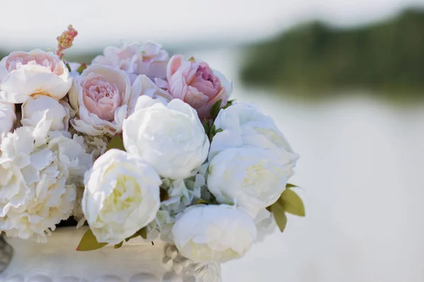 Bela Composição Floral Casamento Peônia Branca Rosa Fundo Rio Decoração — Fotografia de Stock