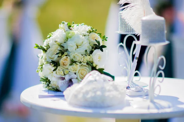 Buquê Branco Casamento Encontra Tabela Branca Com Velas Brancas Backgroung — Fotografia de Stock