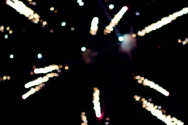 Luzes Fogo Artifício Céu Escuro Noite Antecedentes Bokeh Fundo Preto — Fotografia de Stock