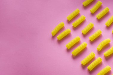 İtalyan makarna Tortiglioni kopya alanı ile pembe arka plan üzerinde