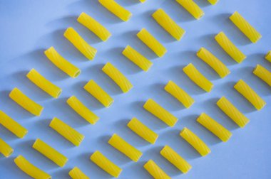 İtalyan makarna Tortiglioni üzerine açık mavi renkli