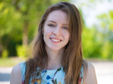 Güzel genç womanl gülümseyerek açık havada portresi. Diş ve güzellik kavramı, beyaz dişler. Mutlu kız zevk almak hayat ve yaz seyahat etmek doğal zemin üzerine