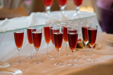 Gözlük içecekler masaya