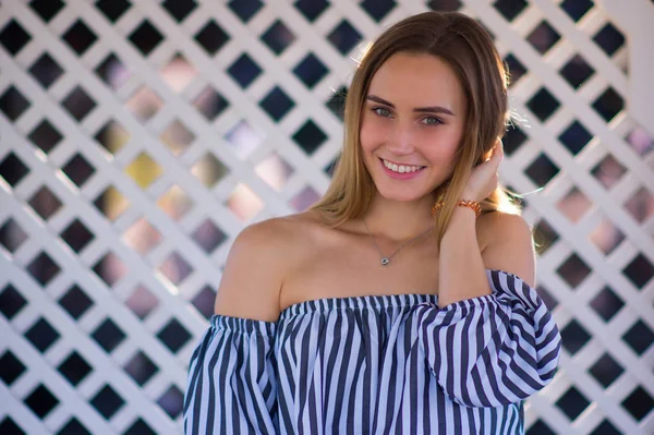 Retrato Una Chica Feliz Sonriente Sobre Fondo Claro — Foto de Stock