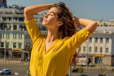 Güneş ışınları zevk bir kızla gözleri kapalı