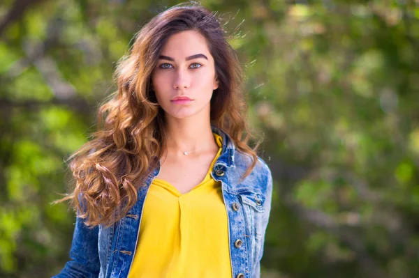 Güneşli Yaşam Tarzı Moda Parlak Giysili Genç Şık Kadın Portresi — Stok fotoğraf