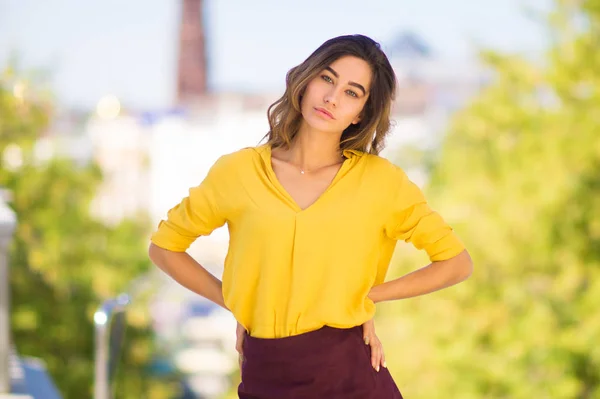 Portret Van Een Jonge Vrouw Heldere Gele Blouse Met Handen — Stockfoto