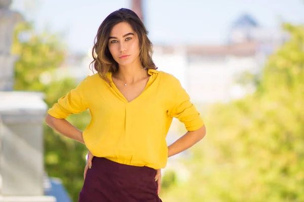 Modeporträt Einer Jungen Frau Mit Den Händen Auf Den Hüften — Stockfoto