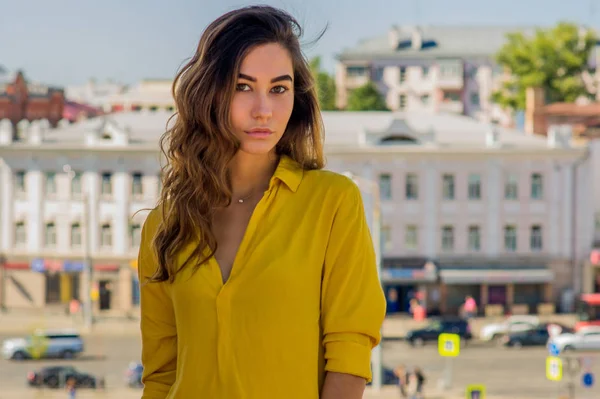 Mode Portret Van Een Jong Meisje Achtergrond Van Stad — Stockfoto