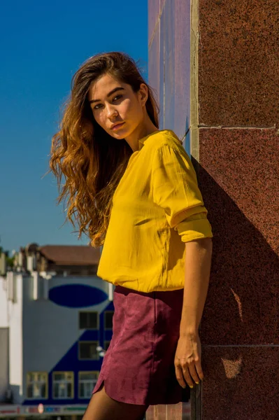 Zonnige Modieuze Portret Van Een Jong Meisje Tegen Hemel — Stockfoto