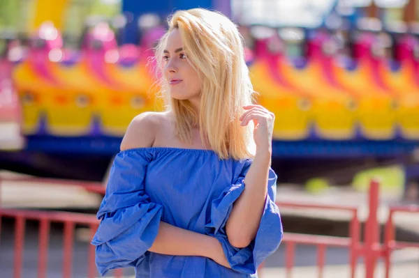 Gelukkig Jonge Vrouw Met Blond Haar Zijwaarts Zoek Een Lichte — Stockfoto