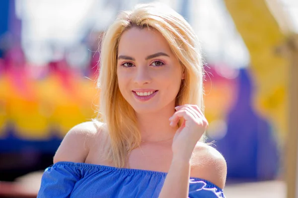 Portret Van Een Gelukkige Jonge Vrouw Met Blond Haar Een — Stockfoto