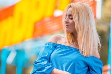 Genç bir kadın parlak bir arka plan üzerinde yakın çekim portre sarı-kırmızı tabela bulanık