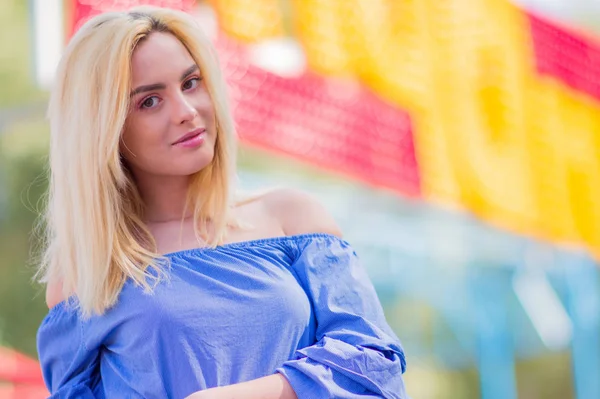 Close Portret Van Een Jonge Vrouw Met Blond Haar Een — Stockfoto