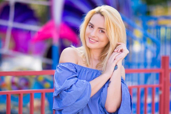 Mooie Jonge Vrouw Met Blond Haar Lachend Een Lichte Achtergrond — Stockfoto