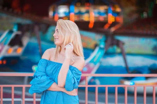 Een Meisje Met Blond Haar Helder Blauw Boven Staat Tegen — Stockfoto
