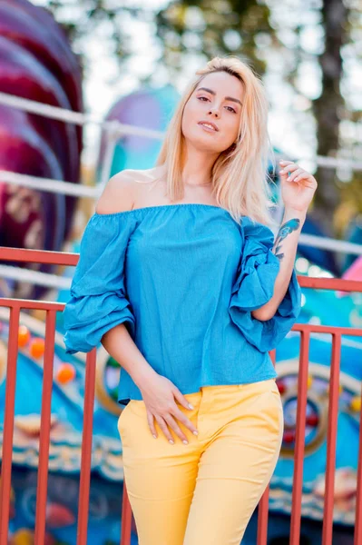 Boldog Fiatal Szőke Haja Fényes Kék Felső Mosolygó Ellen Hátteret — Stock Fotó