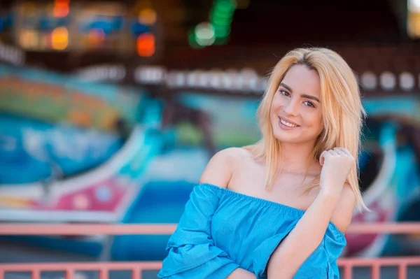 Jovem Feliz Com Cabelo Loiro Top Azul Brilhante Sorrindo Contra — Fotografia de Stock