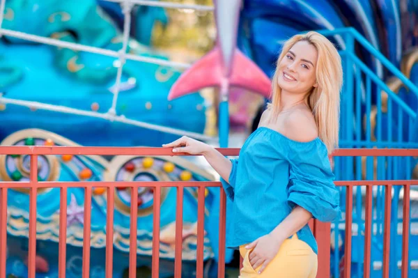 Retrato Feliz Jovem Mulher Sorridente Com Cabelo Loiro Blusa Azul — Fotografia de Stock