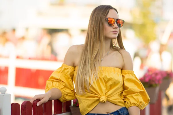 Mooie Jonge Vrouw Een Gele Blouse Zonnebril Poseren Modieuze Kleding — Stockfoto