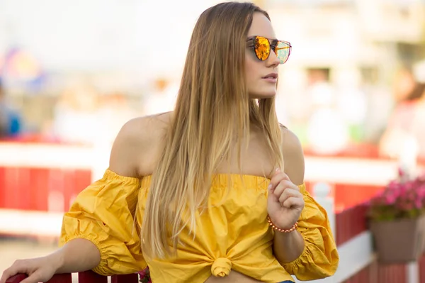 Piękna Młoda Kobieta Żółtą Bluzkę Okulary Przeciwsłoneczne Pozowanie Trzymając Włosy — Zdjęcie stockowe