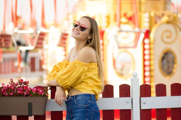 Szczęście Uśmiechający Się Jest Piękną Młodą Kobietę Żółtą Bluzkę Okulary — Zdjęcie stockowe