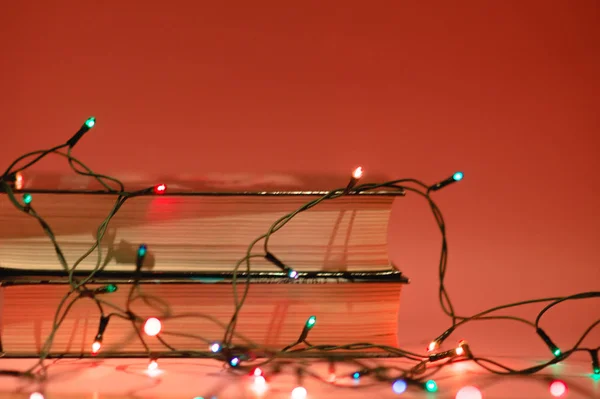 Stos Książek Garland Różowym Tle Czytanie Święta Bożego Narodzenia Nowego — Zdjęcie stockowe