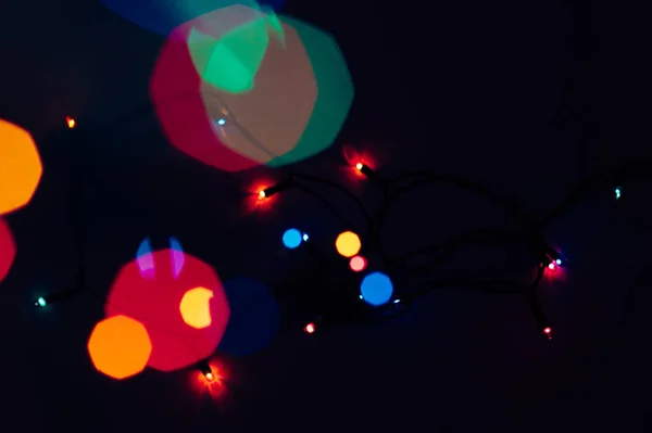 Christmas Garland Lights Bokeh Oskärpa Nyår Glittrar Mörkret Färgglada Bachground — Stockfoto