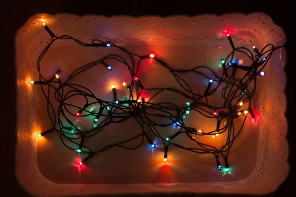 Πολύχρωμη Γιρλάντα Ένα Κουτί Στο Σκοτάδι Πρωτοχρονιά Και Χριστούγεννα Διακόσμηση — Φωτογραφία Αρχείου