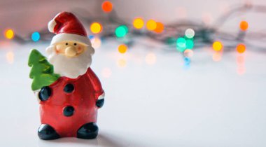 Noel Baba Noel ağacına renkli ile bokeh arka plan çelenk