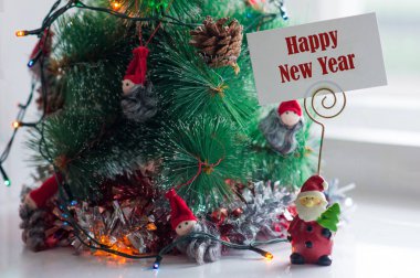 Noel ağacı ve mutlu yeni yıl kartı ile Noel Baba