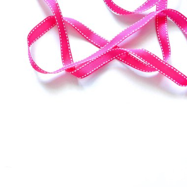 Beyaz arkaplanda pembe kurdele