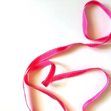 Beyaz arkaplanda pembe kurdele