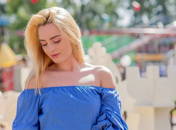 Retrato Una Hermosa Joven Con Cabello Rubio Sobre Fondo Colorido —  Fotos de Stock