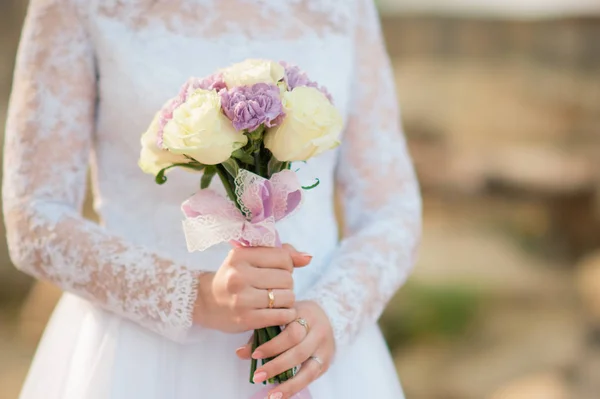 Noiva Vestido Branco Mantém Buquê Casamento — Fotografia de Stock