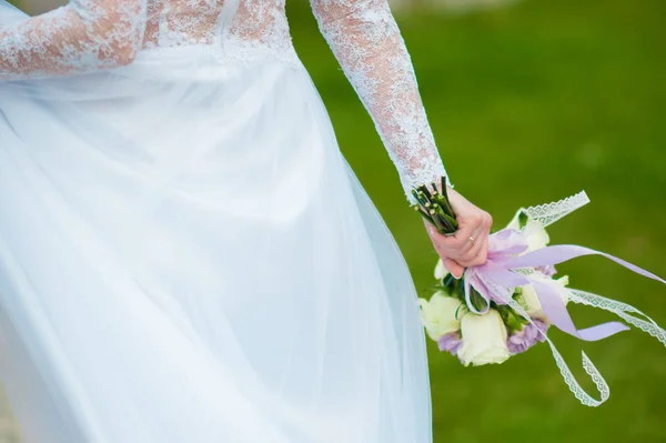 Bruid Een Witte Jurk Houdt Een Bruiloft Boeket — Stockfoto