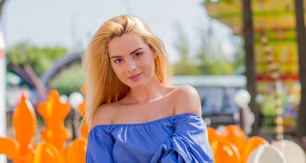 Retrato Bela Jovem Mulher Com Cabelo Loiro Fundo Colorido — Fotografia de Stock