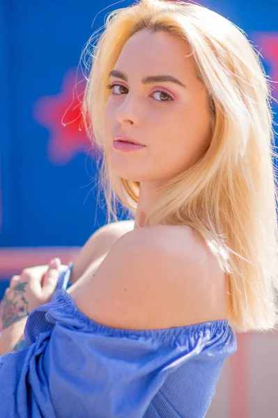 Retrato Uma Menina Bonita Com Cabelo Loiro Fundo Vermelho Azul — Fotografia de Stock