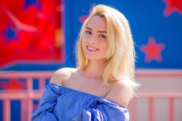 Portret Van Een Mooi Meisje Met Blond Haar Rode Blauwe — Stockfoto
