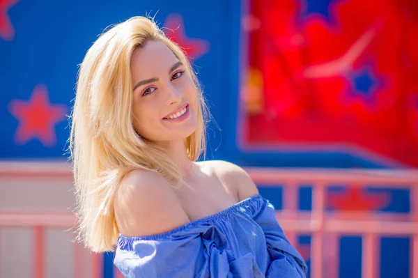 Retrato Uma Menina Bonita Com Cabelo Loiro Fundo Vermelho Azul — Fotografia de Stock