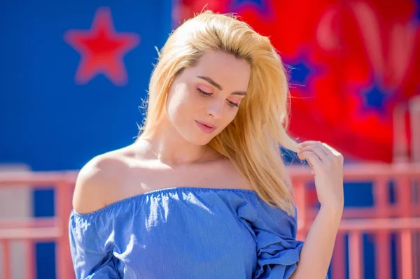 Portret Van Een Mooi Meisje Met Blond Haar Rode Blauwe — Stockfoto