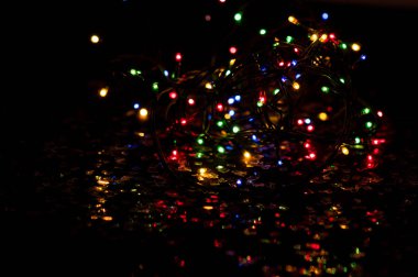 Renkli garland ışıklar karanlıkta