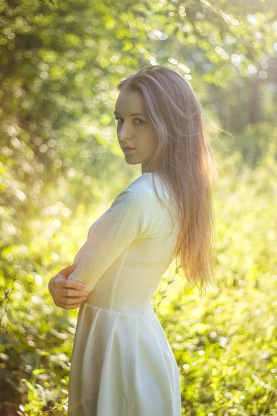 Menina Bonita Vestido Branco Fundo Folhas Conceito Beleza Natural — Fotografia de Stock