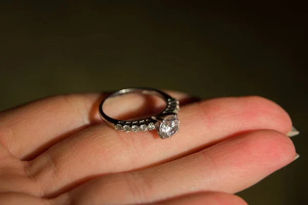 Zblízka Snubní Prsten Drahými Kameny Ruce Pro Současnost Manželství Návrh — Stock fotografie