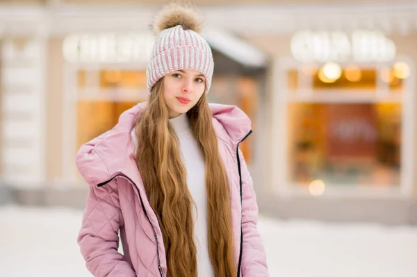 분홍색 따뜻한 재킷과 흐린된 모자에 원더랜드입니다 크리스마스와 — 스톡 사진