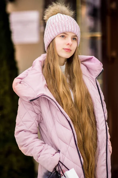Девушка Длинными Светлыми Волосами Розовой Теплой Куртке Шляпе — стоковое фото