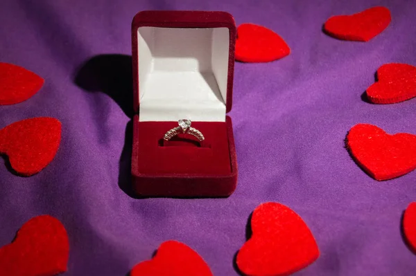 Hermoso Anillo Bodas Con Piedra Preciosa Una Caja Regalo Roja — Foto de Stock