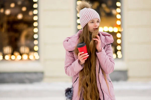 Девушка Розовой Теплой Куртке Шляпе — стоковое фото