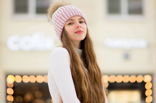 Een Meisje Een Roze Warme Jas Muts Met — Stockfoto